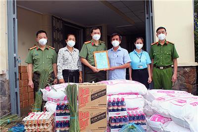 Image: Công an Thành phố Hồ Chí Minh trao tặng 3 tấn nhu yếu phẩm cho Quận 10