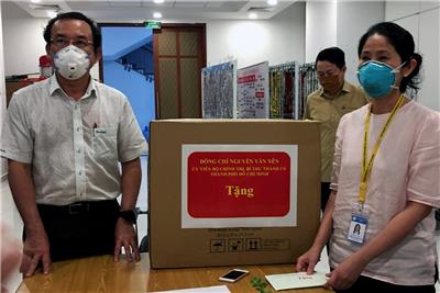 Image: Đồng chí Bí thư Thành ủy thăm hỏi, động viên các y, bác sĩ trường Đại học Y Dược Thành phố Hồ Chí Minh đang thực hiện nhiệm vụ tại Trạm cấp cứu tạm thời các trường hợp F0 trên địa bàn Quận 10