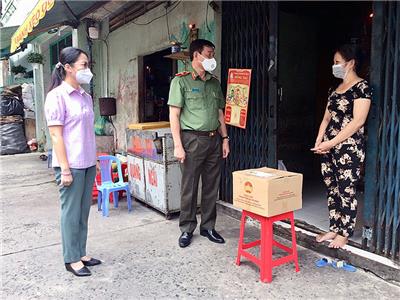 Image: Lãnh đạo Thành phố Hồ Chí Minh và Quận 10 thăm, tặng quà người dân khó khăn và lực lượng y tế