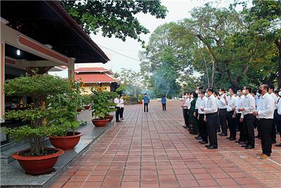 Image: Dâng hương tại bia tưởng niệm cố Tổng Bí thư Trần Phú