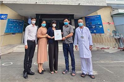 Image: Sở Du lịch Thành phố Hồ Chí Minh gặp gỡ, trao phiếu quà tặng du lịch cho lực lượng tuyến đầu tham gia phòng, chống dịch COVID-19 tại Bệnh viện Quận 10