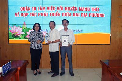 Image: Quận 10 tiếp đoàn công tác huyện Mang Thít, tỉnh Vĩnh Long về hợp tác phát triển giữa hai địa phương
