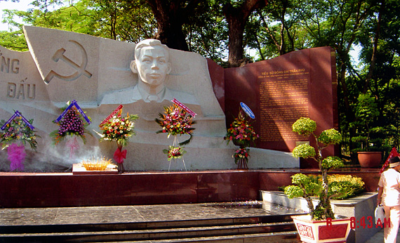 Image: Bia tưởng niệm Tổng Bí thư Trần Phú