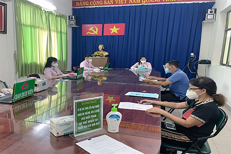 Image: Ngân hàng Chính sách xã hội Thành phố Hồ Chí Minh hỗ trợ vốn hộ nghèo, cho người lao động phục hồi sản xuất, kinh doanh, khắc phục hậu quả của đại dịch Covid-19