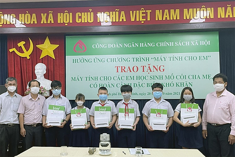 Image: Ngân hàng Chính sách xã hội chi nhánh Thành phố Hồ Chí Minh trao tặng máy tính cho các em học sinh mồ côi cha mẹ có hoàn cảnh đặc biệt khó khăn trên địa bàn Quận 10