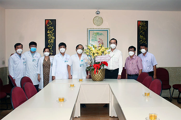 Image: Lãnh đạo Quận 10 thăm các cơ sở y tế nhân Ngày Thầy thuốc Việt Nam 27/2