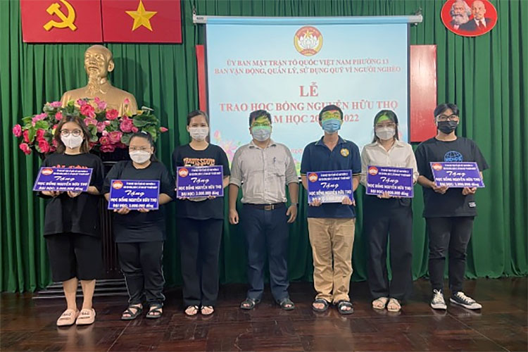 Image: Ban Vận động Vì người nghèo Phường 13 tổ chức trao tặng học bổng Nguyễn Hữu Thọ, năm học 2021 - 2022