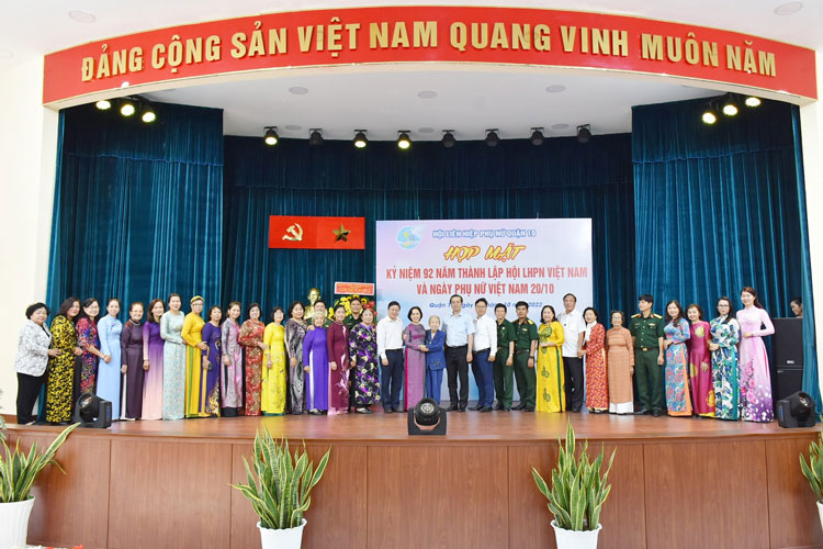 Image: Họp mặt kỷ niệm 92 năm thành lập Hội Liên hiệp Phụ nữ Việt Nam và Ngày Phụ nữ Việt Nam 20/10