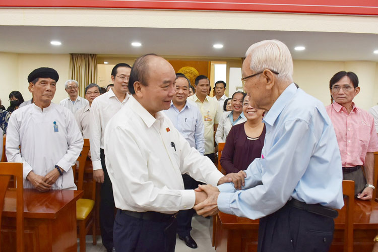 Image: Chủ tịch nước Nguyễn Xuân Phúc tiếp xúc cử tri quận 10