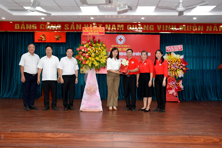 Image: Họp mặt kỷ niệm 77 năm Ngày thành lập Hội Chữ thập đỏ Việt Nam (23/11/1946 - 23/11/2023), tuyên dương gương điển hình phong trào "Người tốt việc thiện - chung sức xây dựng cộng đồng nhân ái" và phát động phong trào "Tết nhân ái" 2024